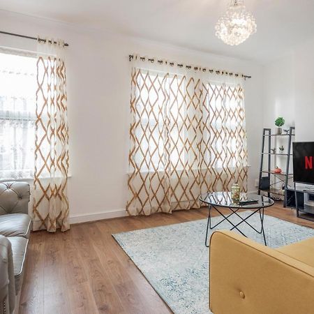 Entire Lovely Family Home With Parking, Wifi, Netflix, Self Check-In Лондон Екстериор снимка