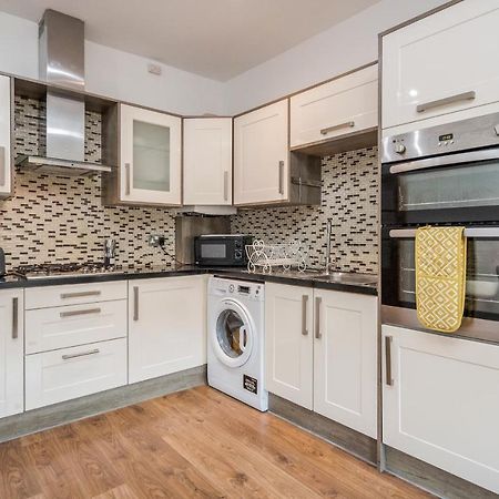 Entire Lovely Family Home With Parking, Wifi, Netflix, Self Check-In Лондон Екстериор снимка